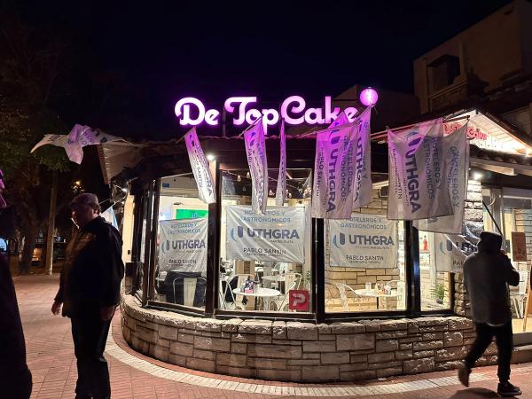 Trabajadores de De Top Cake tomaron un local en Mar del Plata en reclamo de indemnizaciones
