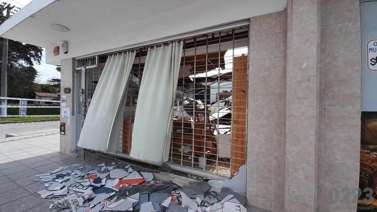 Se derrumbó una losa y destruyó un comercio:Esquina de Estrada y Ortega y Gasset