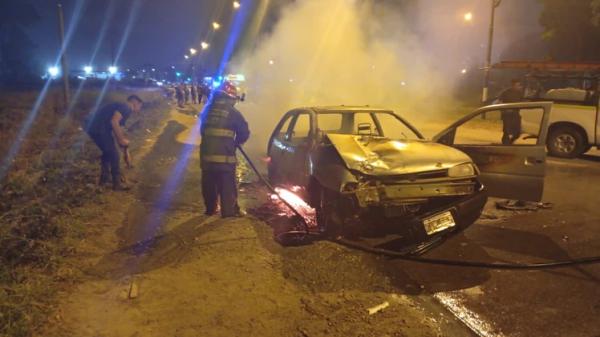 Atropelló a una joven, quiso escapar y terminó golpeado: su auto fue incendiado
