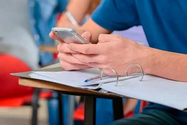El impacto del celular en las aulas argentinas: ¿una barrera para el aprendizaje?