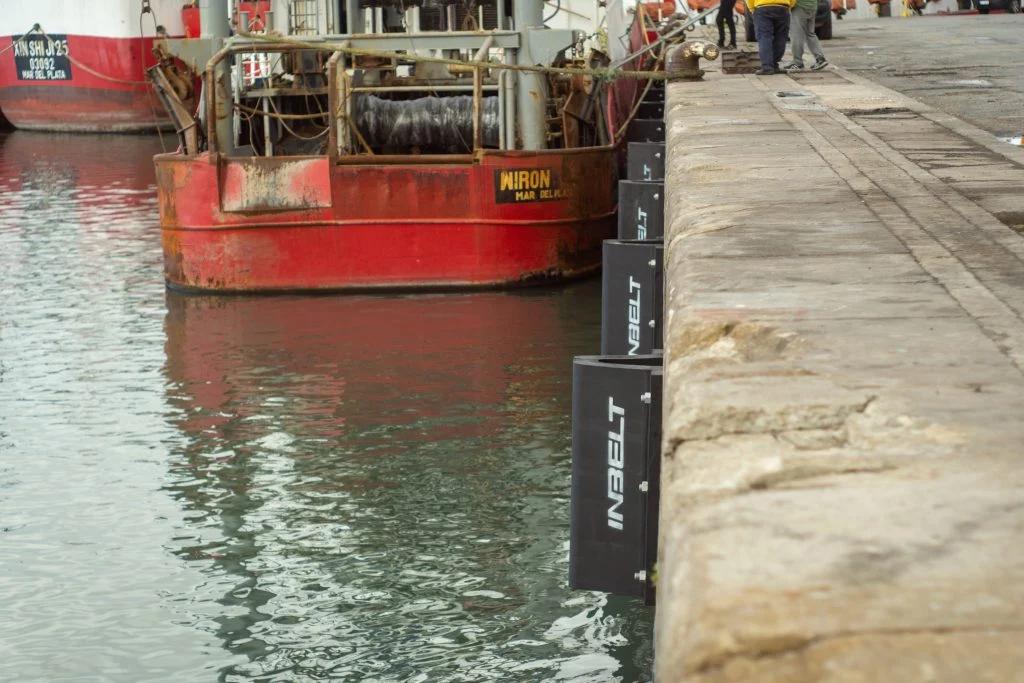 Completan la primera etapa en la instalación de defensas para los muelles en el puerto