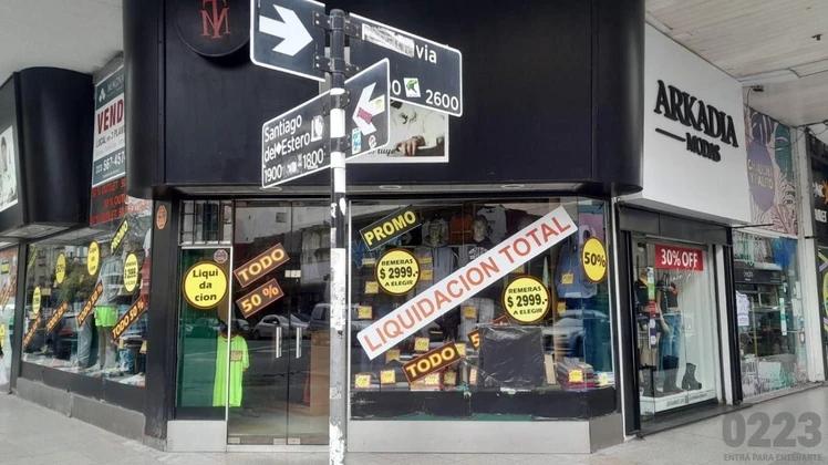 Rompieron la vidriera y se llevaron prendas de un local de ropa en pleno centro