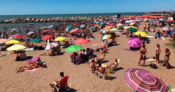 Miles de turistas llegan a Mar del Plata para el finde largo: más de 2.000 vehículos por hora 
