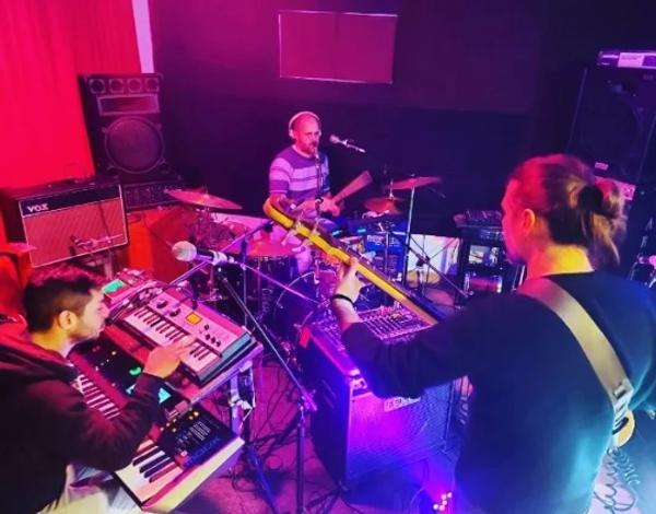 Manük presenta su primer disco en Mole Club con una noche de música y visuales en vivo