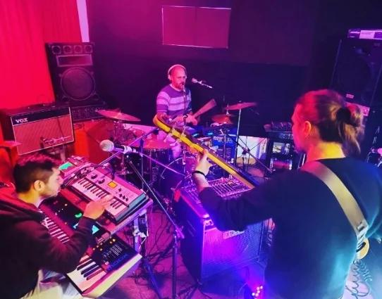 Manük presenta su primer disco en Mole Club con una noche de música y visuales en vivo