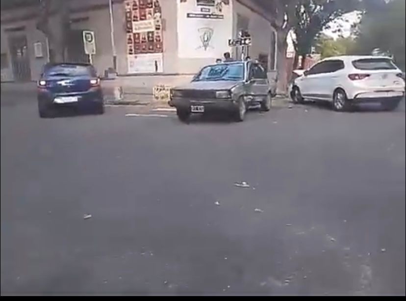 Terrible triple choque en la esquina de Bolívar y Salta