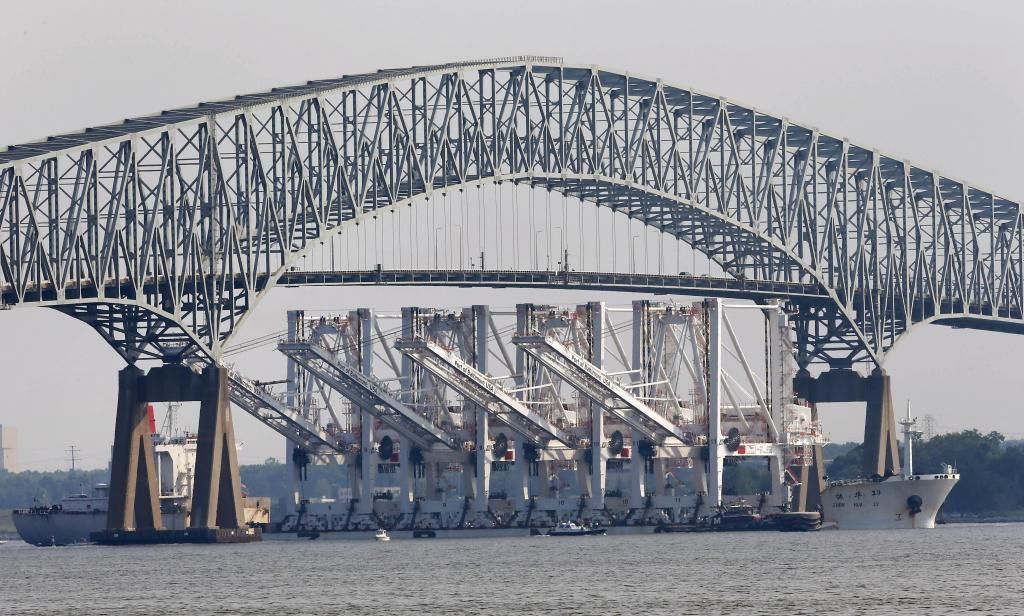 Tragedia en Baltimore: un barco chocó un puente, colapsó y hay más de 20 desaparecidos.