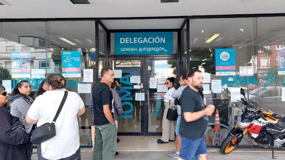 Un año sin atención: afiliados de IOMA exigen respuestas de las tres clínicas