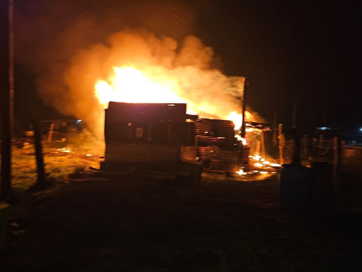 Un fuerte incendio provocó daños totales en una casilla de Estación Chapadmalal