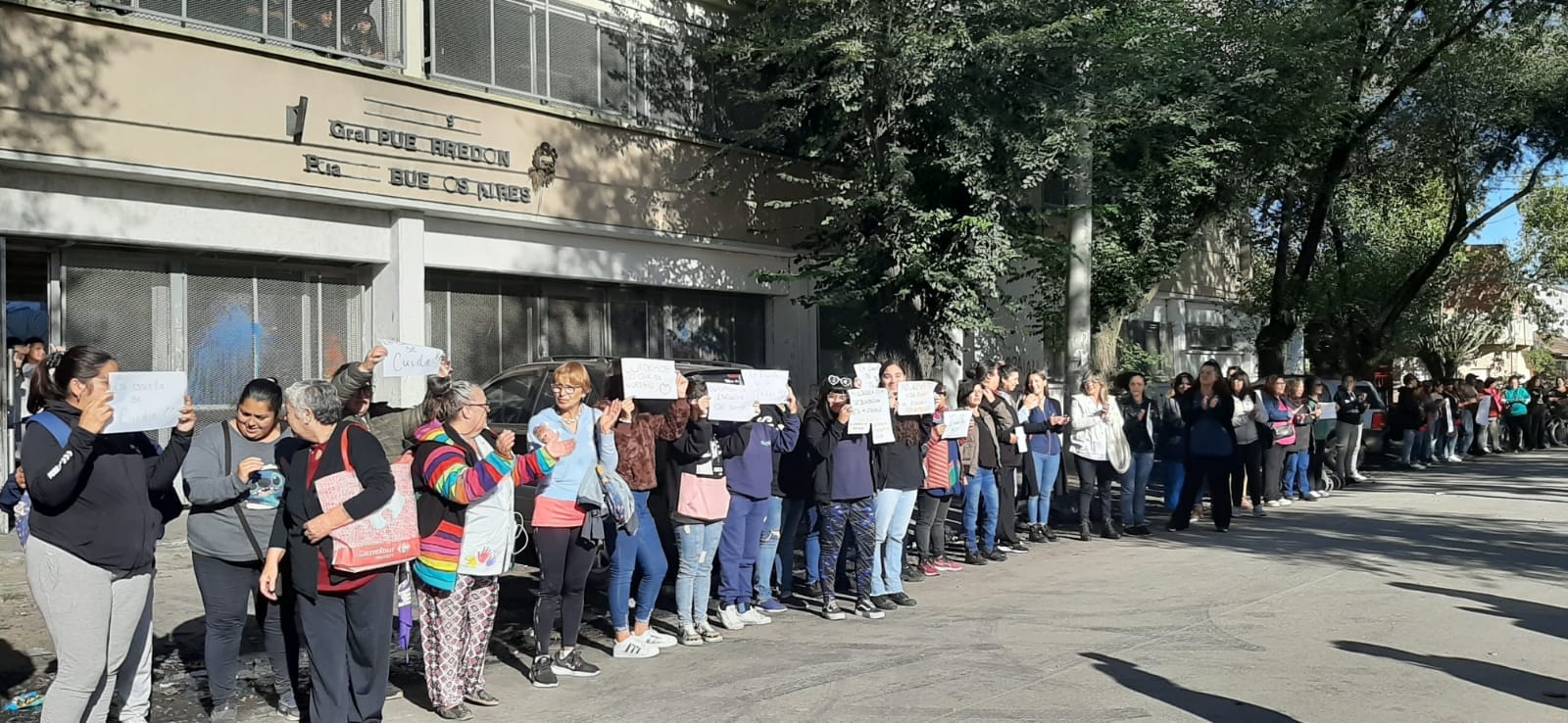 "La escuela no se toca": vecinos del barrio Belgrano realizaron un abrazo solidario a la ESS N°51