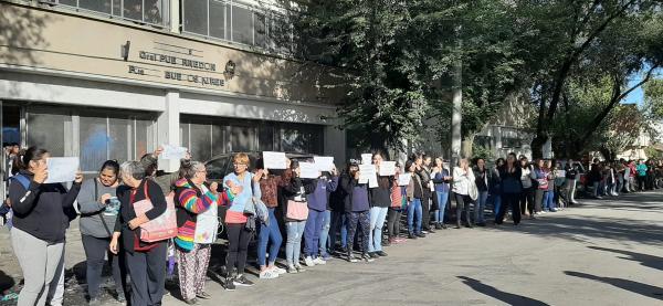 "La escuela no se toca": vecinos del barrio Belgrano realizaron un abrazo solidario a la ESS N°51