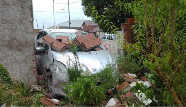 Robó un auto, chocó contra una casa y escapó con dos cómplices en el barrio Libertad