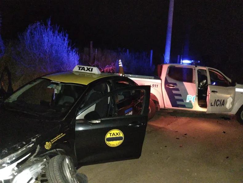 Le robaron el auto a un taxista y mientras huían chocaron contra un patrullero 