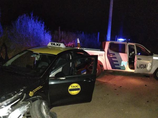 Le robaron el auto a un taxista y mientras huían chocaron contra un patrullero 