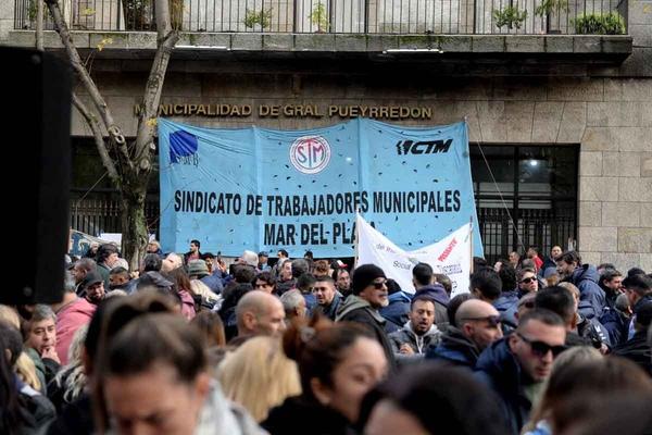 El gobierno de Montenegro ofreció un aumento del 13% en dos tramos para los trabajadores municipales