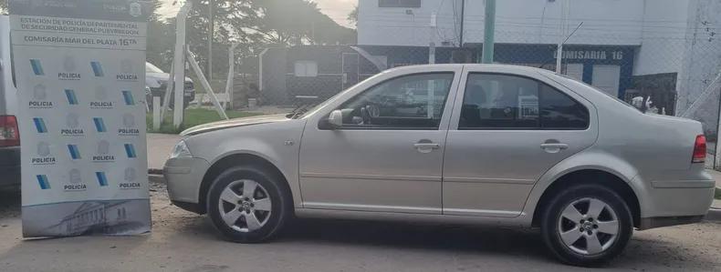 Dos hombres robaron un auto en el barrio Centenario: uno era menor de edad 