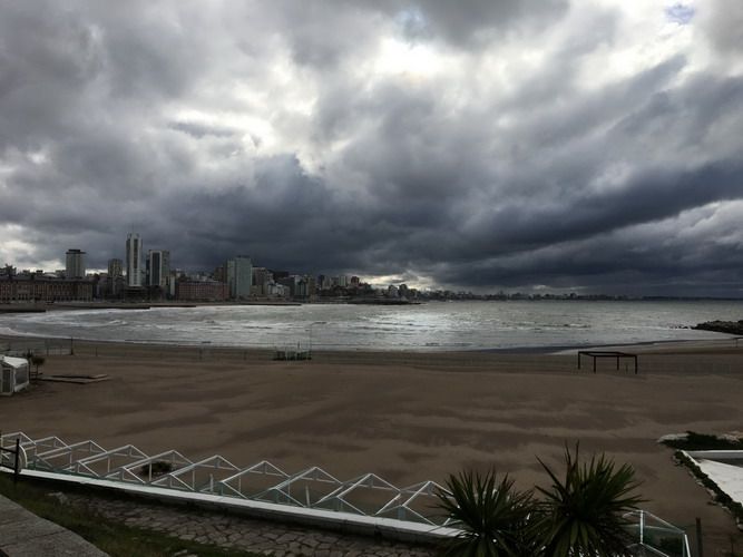 Alerta meteorológica: "Ciclogénesis" desata doble alerta amarilla por viento y lluvia en Mar del Plata