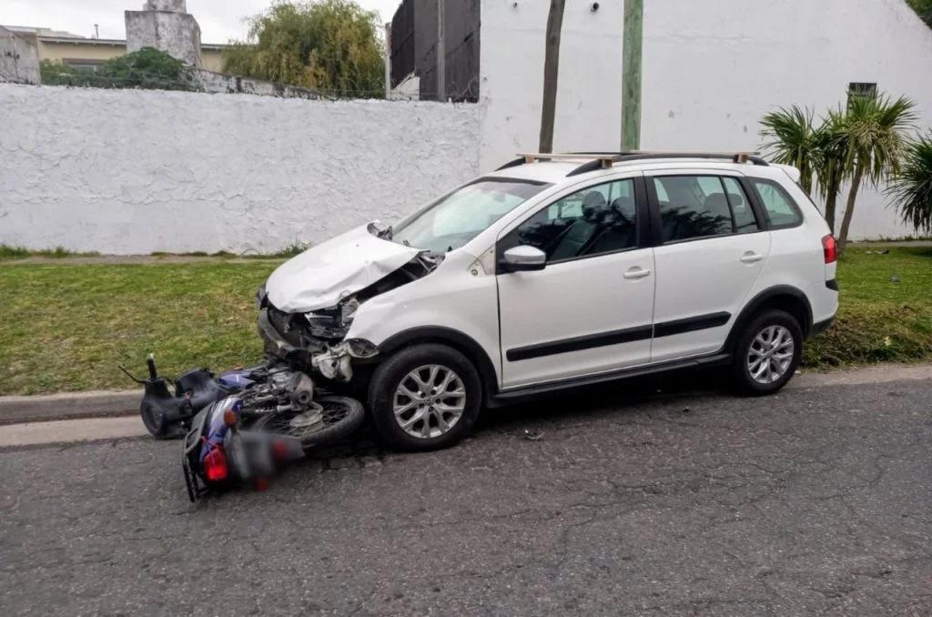 Motochorros asaltaron a una mujer  y mientras huían chocaron contra un auto: uno está grave 