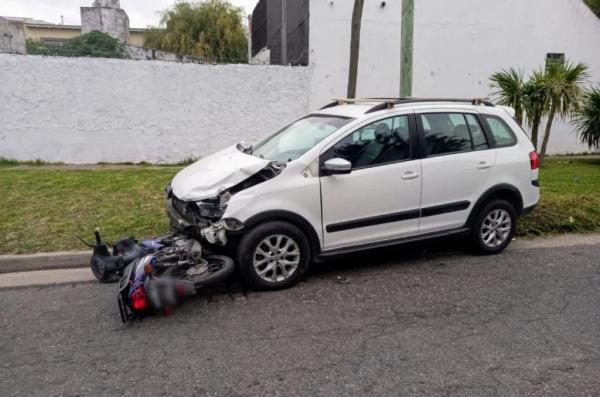 Motochorros asaltaron a una mujer y mientras huían chocaron contra un auto: uno está grave