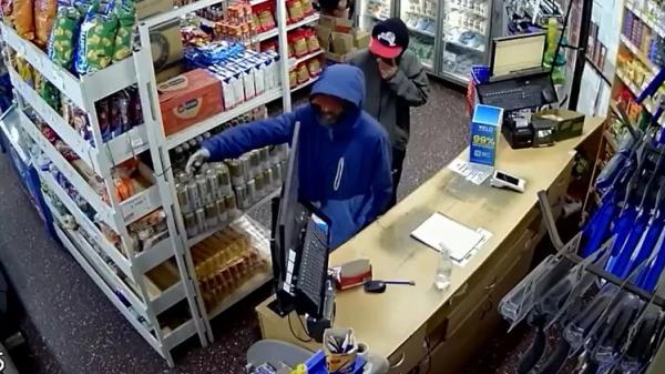 Dos encapuchados robaron un autoservicio y huyeron en segundos
