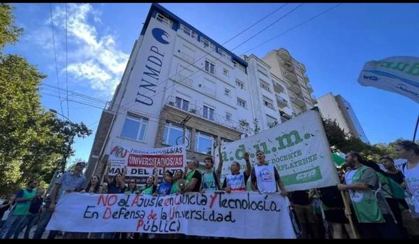 Paro total y asamblea intercuerpos en la UNMdP en defensa de salarios y presupuesto