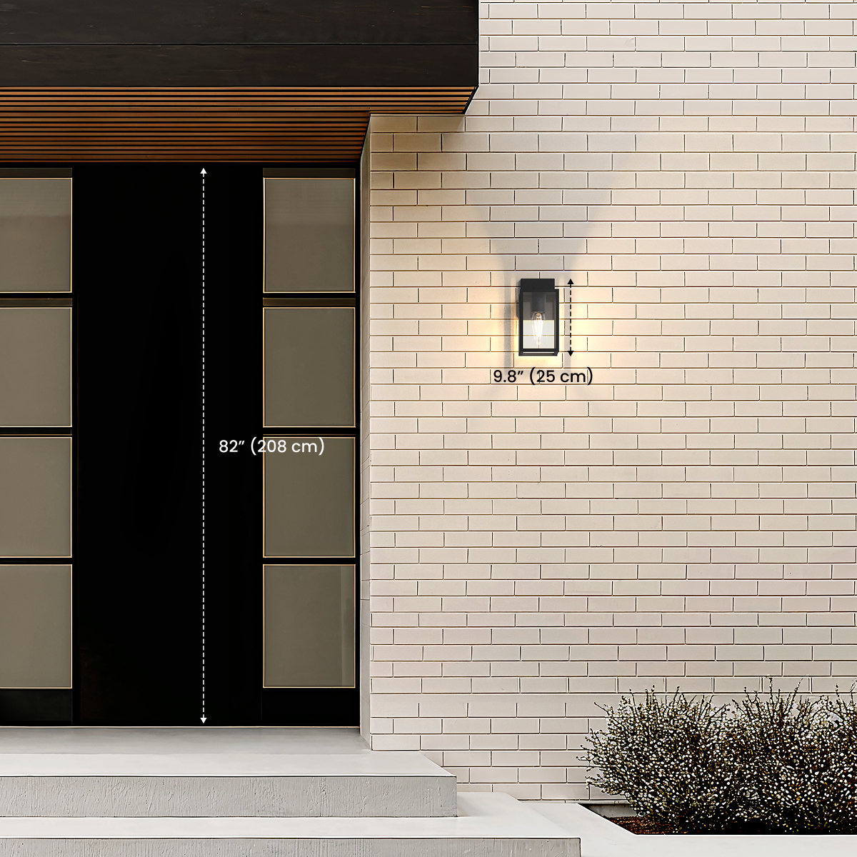 Rae black outdoor sconce dimension diagram on a door wall, fixture 9.8"/25cm beside an 82"/208cm door