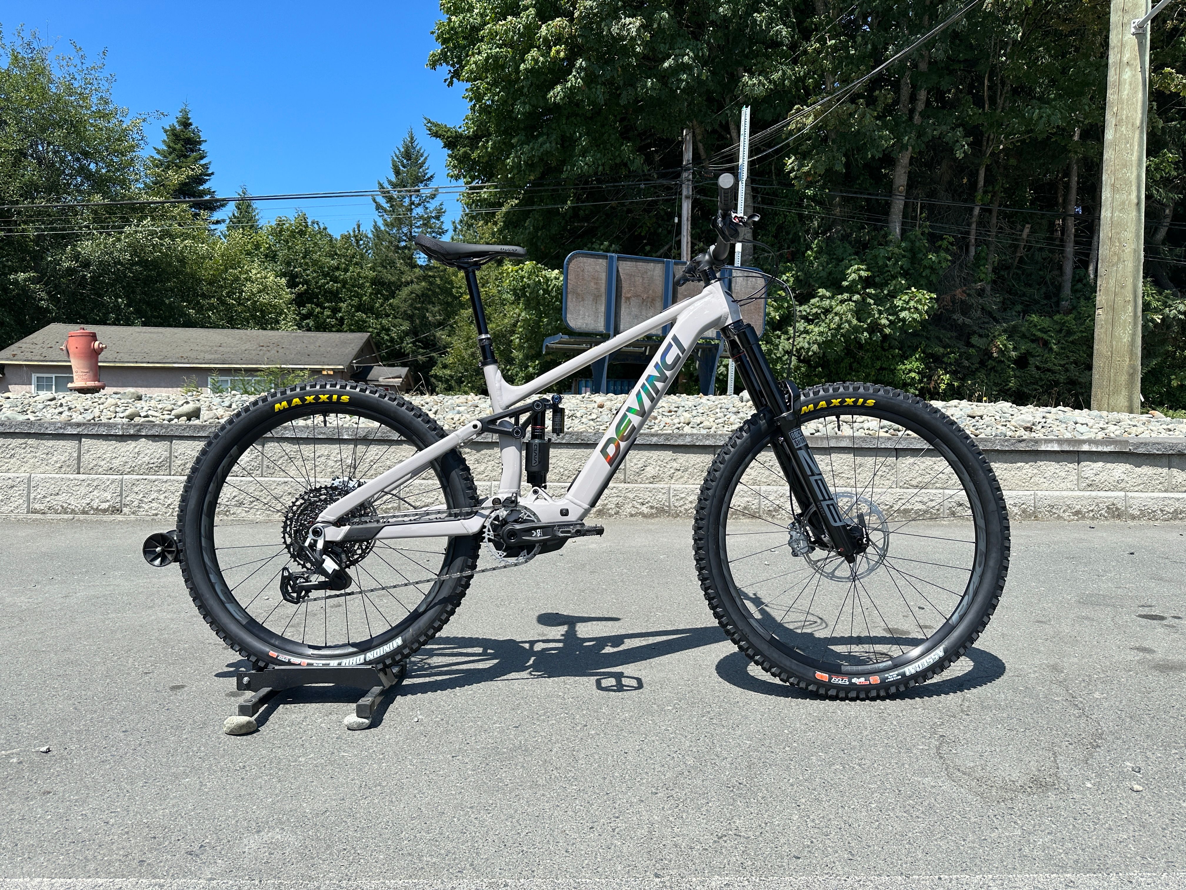 Photo of Devinci E-Spartan Lite 