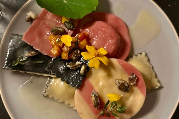 ein Teller mit Bunten Ravioli 