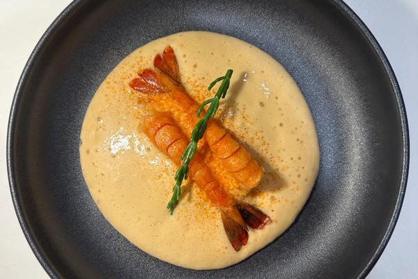 Teller mit Bisque und 2 Garnelen