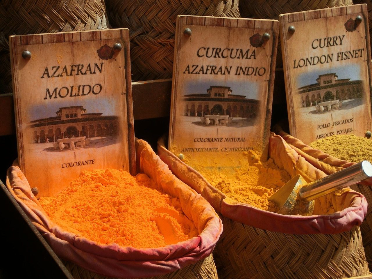 ground turmeric and ginger in baskets at an outdoor market