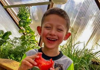 Andrews-son-w_-tomato-