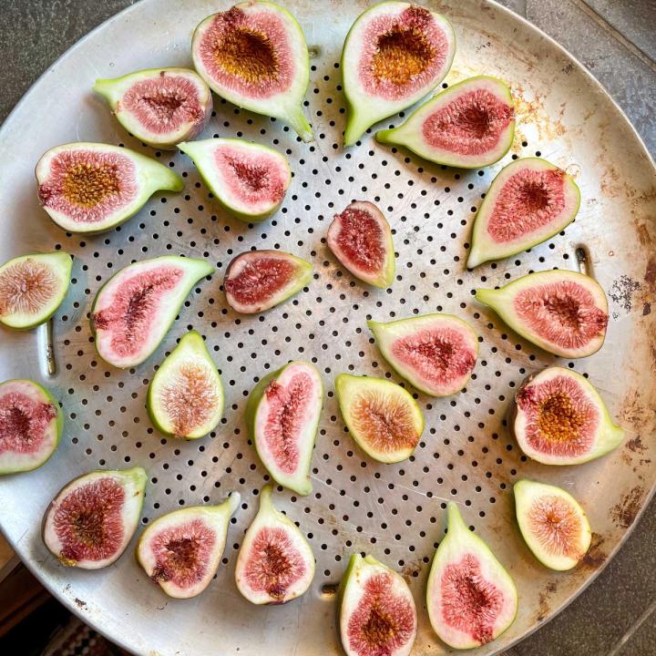 round pizza tray used for drying foods like these kadota figs