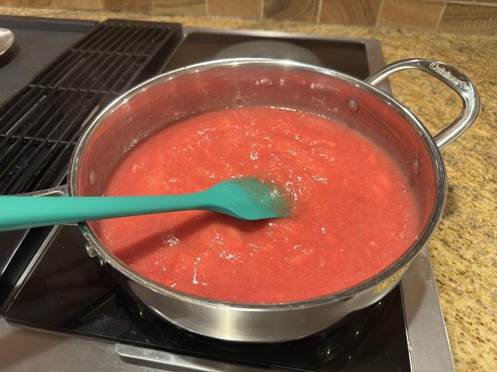 cooking guava jam on the stovetop