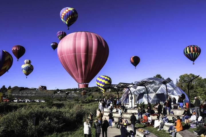 Groups gathered watching hot air balloons at the GGP's breakfast with balloons fundraiser.