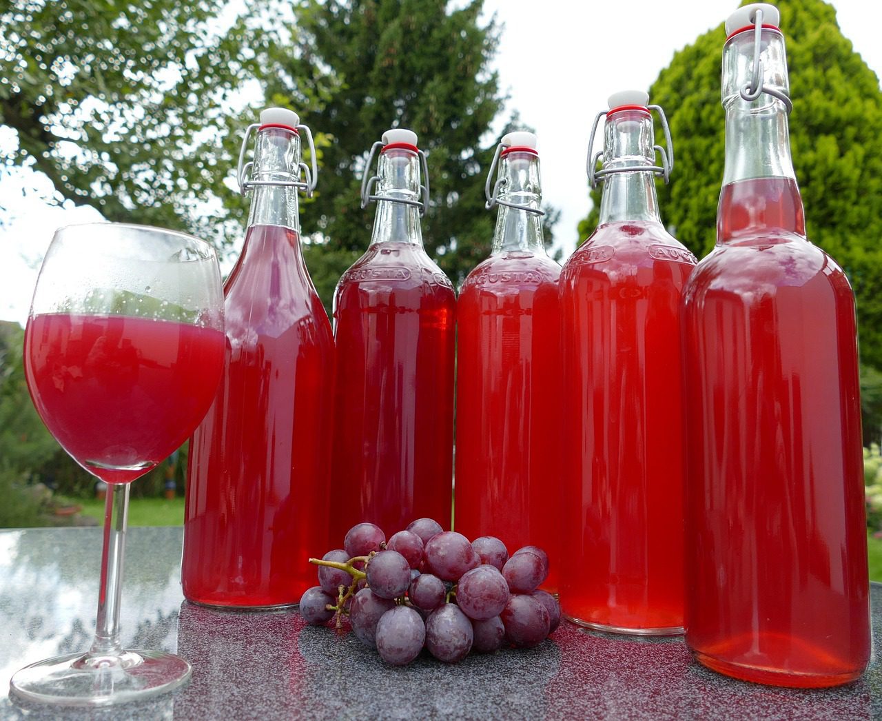 grapes and grape juice Pixaby photo