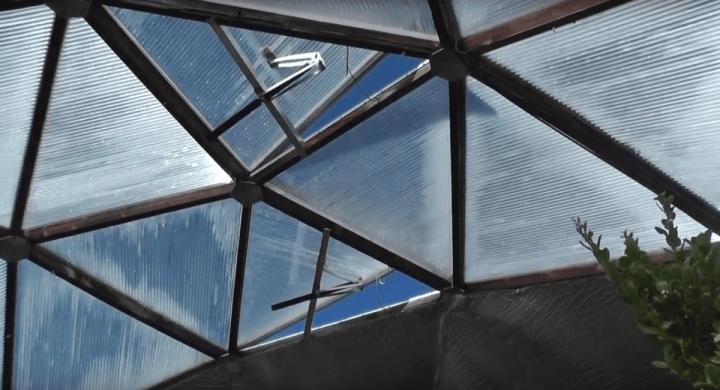 Vents open when it gets warm and close to insulate the greenhouse when it is cold