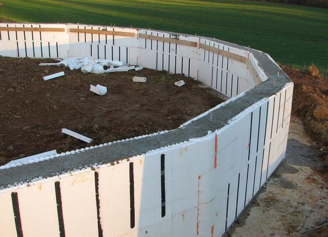 Insulated concrete forms arranged for a Growing Dome foundation