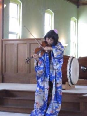 Woman in traditional Japanese clothing playing violin