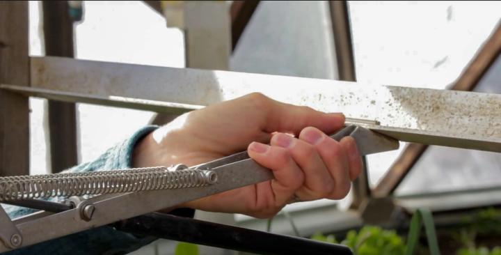 disengaging a univent opener