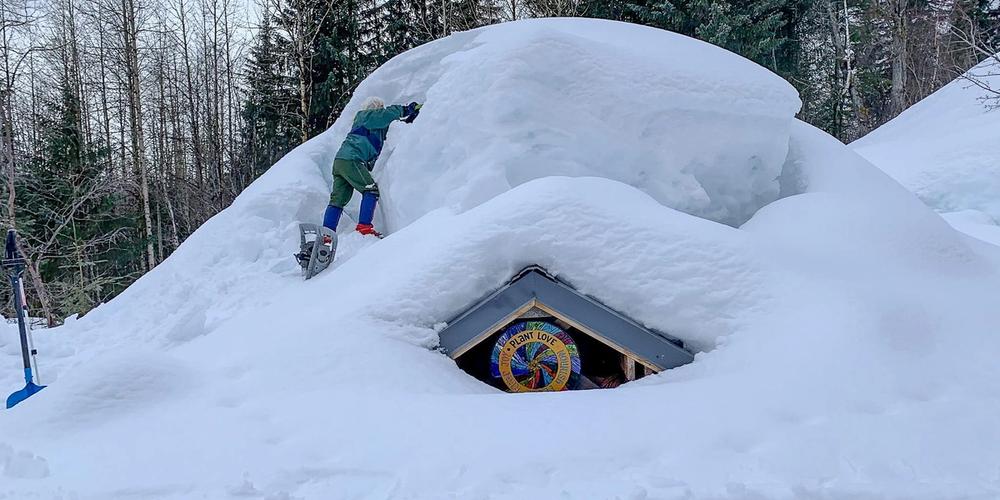 Greenhouse-in-6ft-of-snow-2