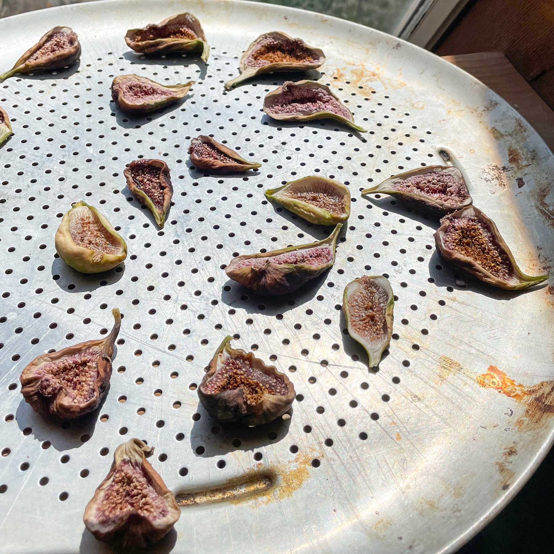 pizza tray of drying kadota figs