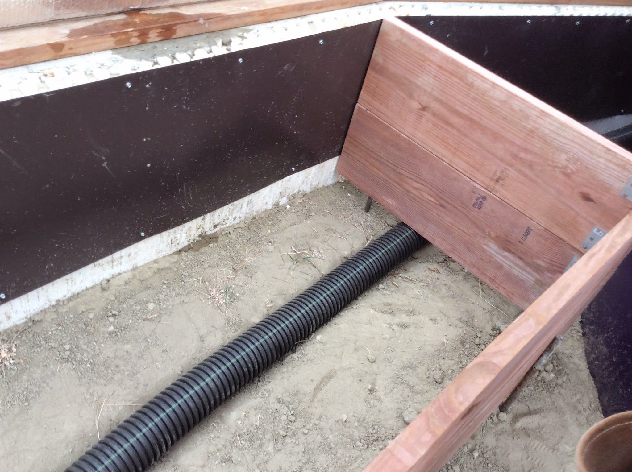 the undersoil system irrigation pipes running through the bottom of the bed
