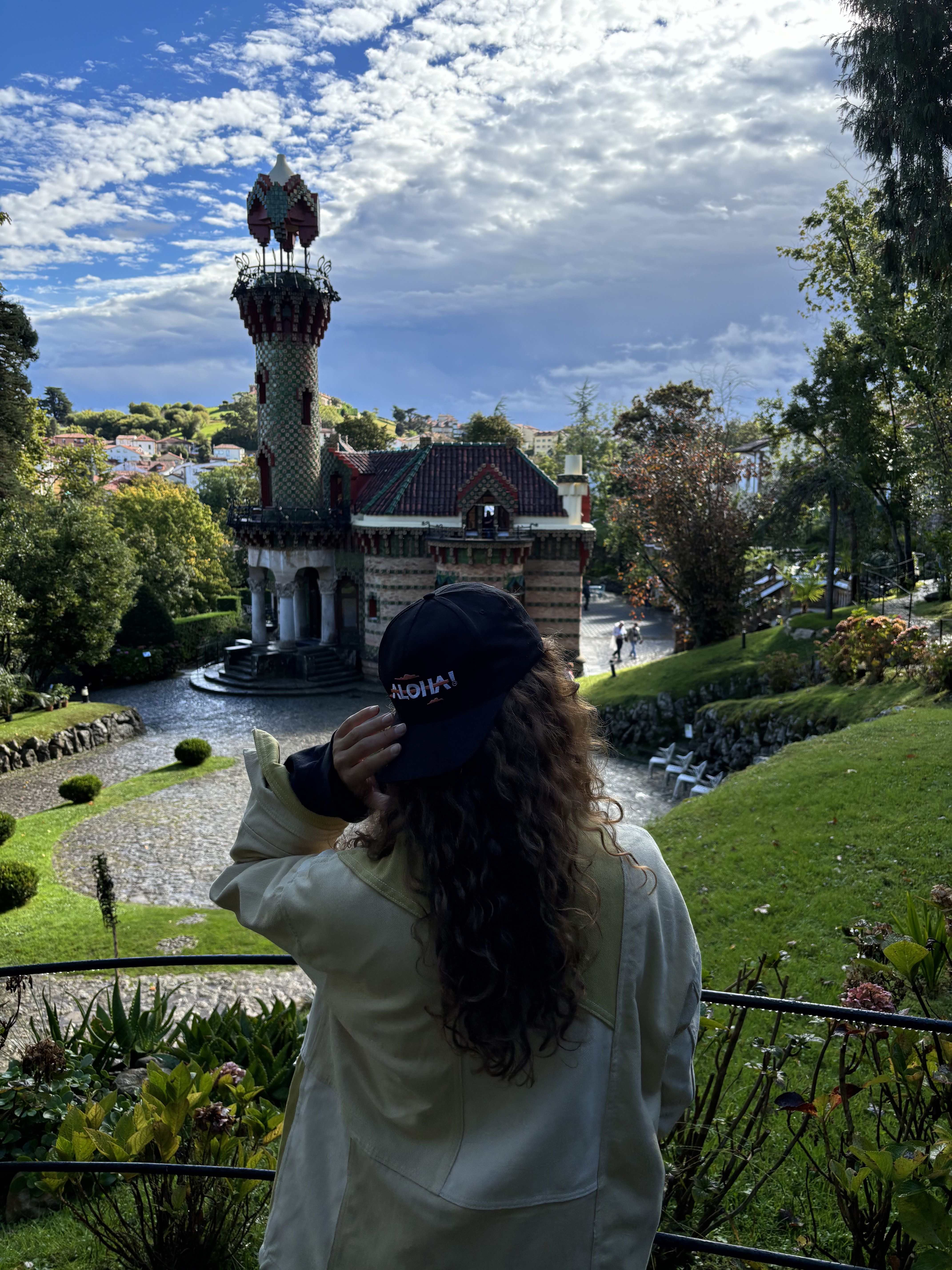 ragazza visita parco