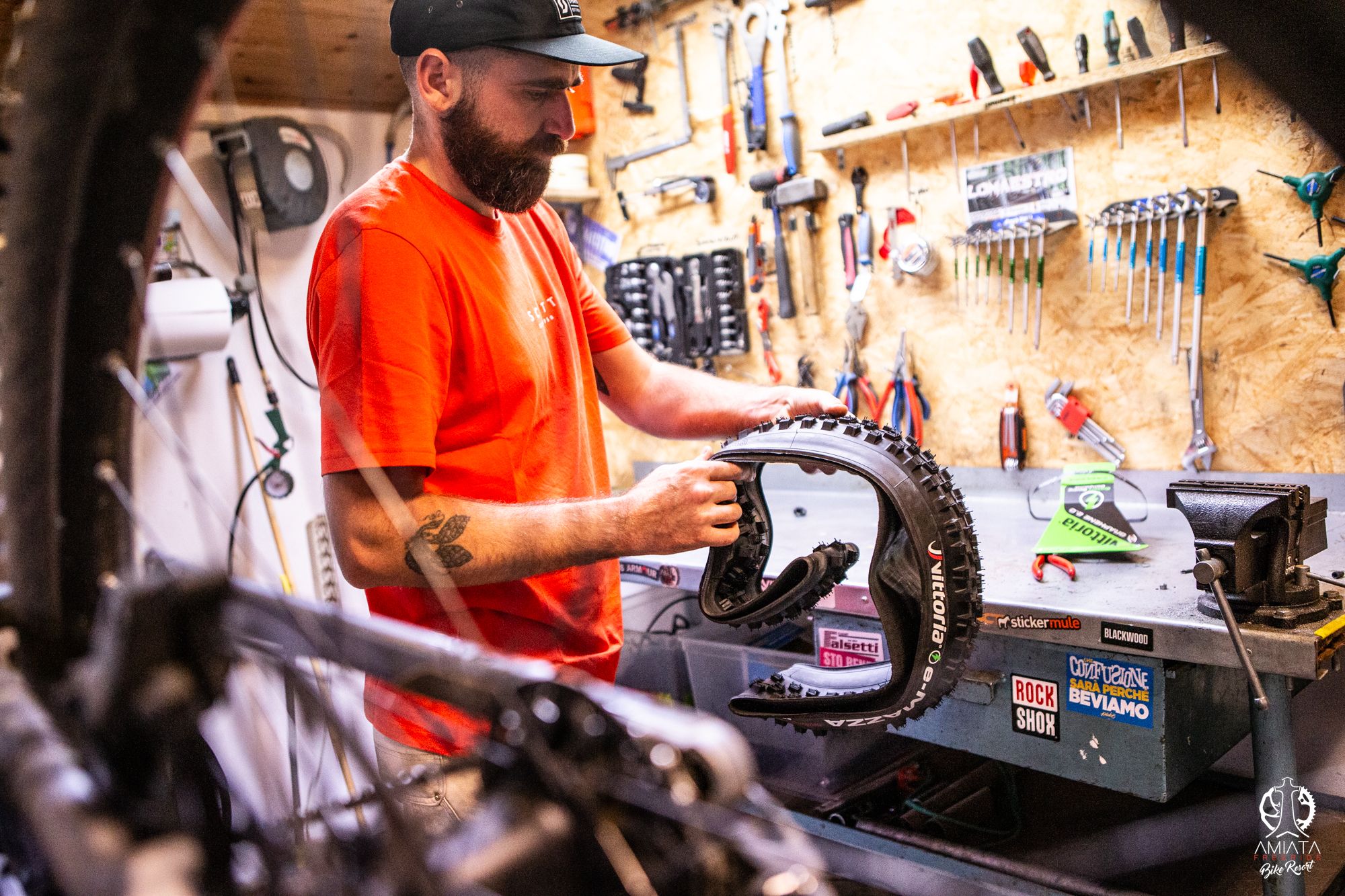 ragzzo cambia copertone bici mtb