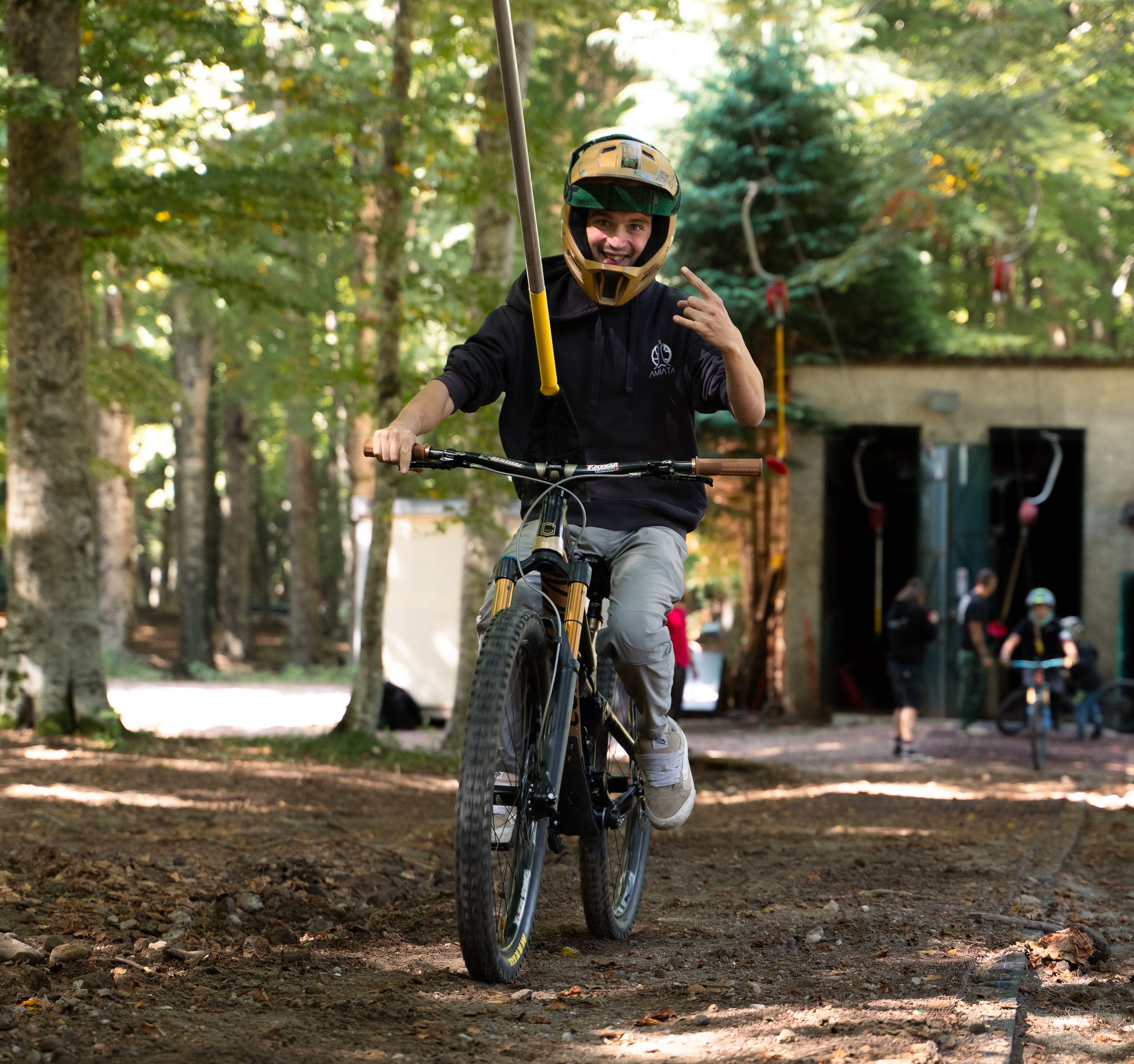 ragazzo mountain bike skilift