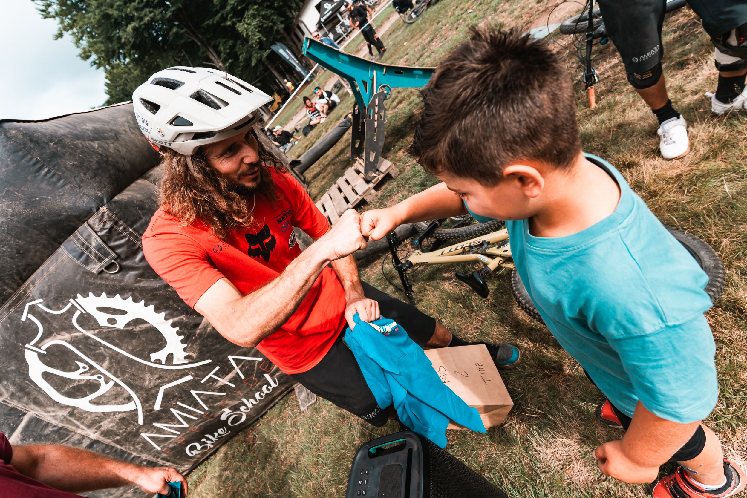 istruttore e bambino si salutano