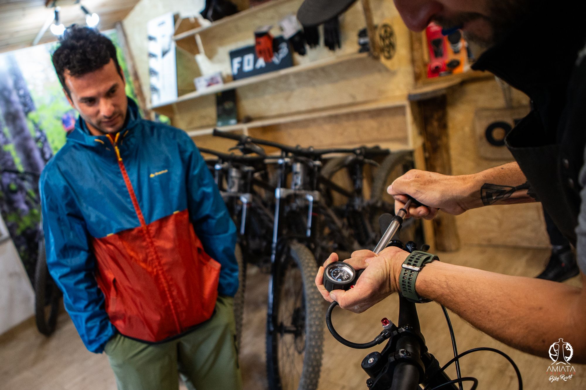 meccanico controlla pressione