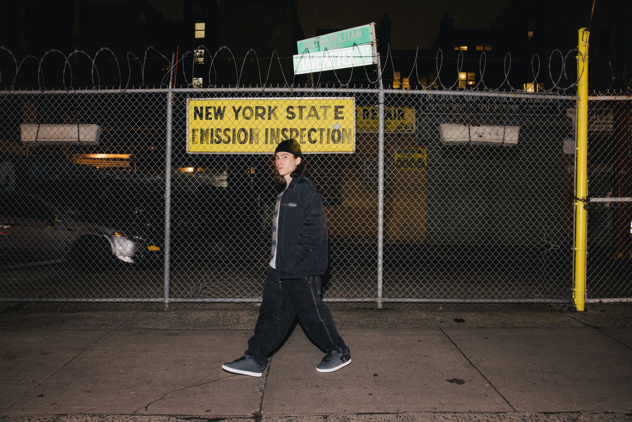 ragazzo vestito largo