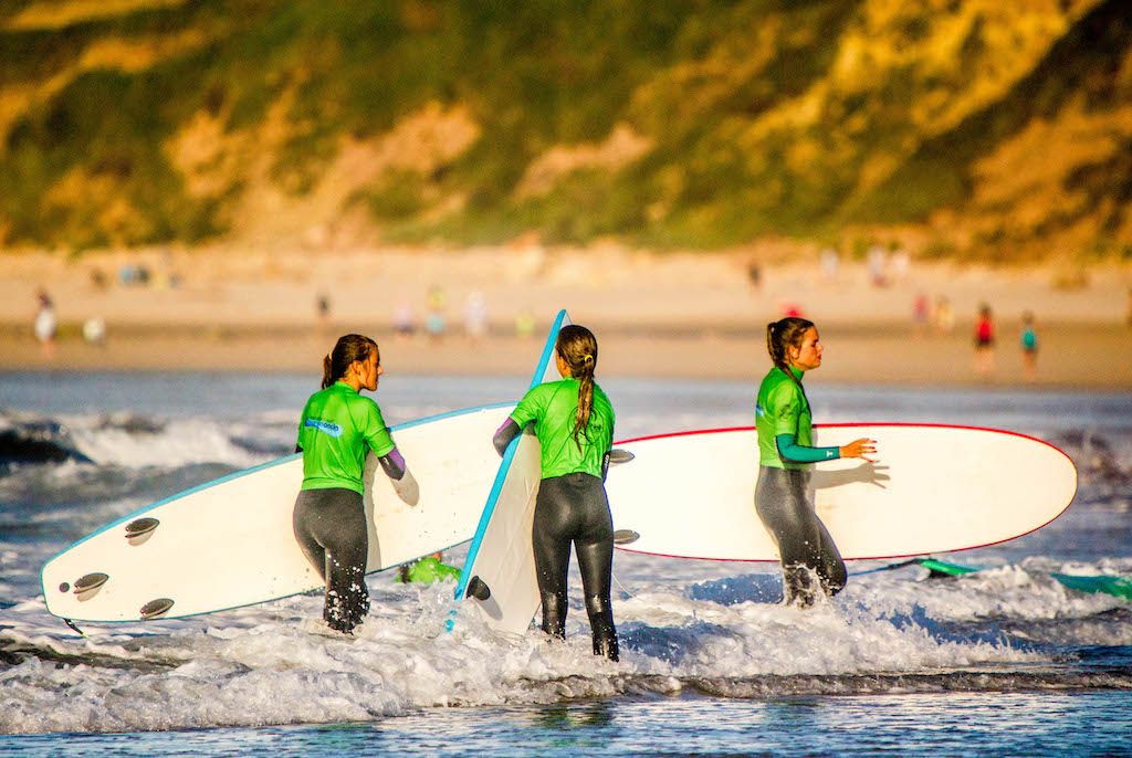 ragazze surf school