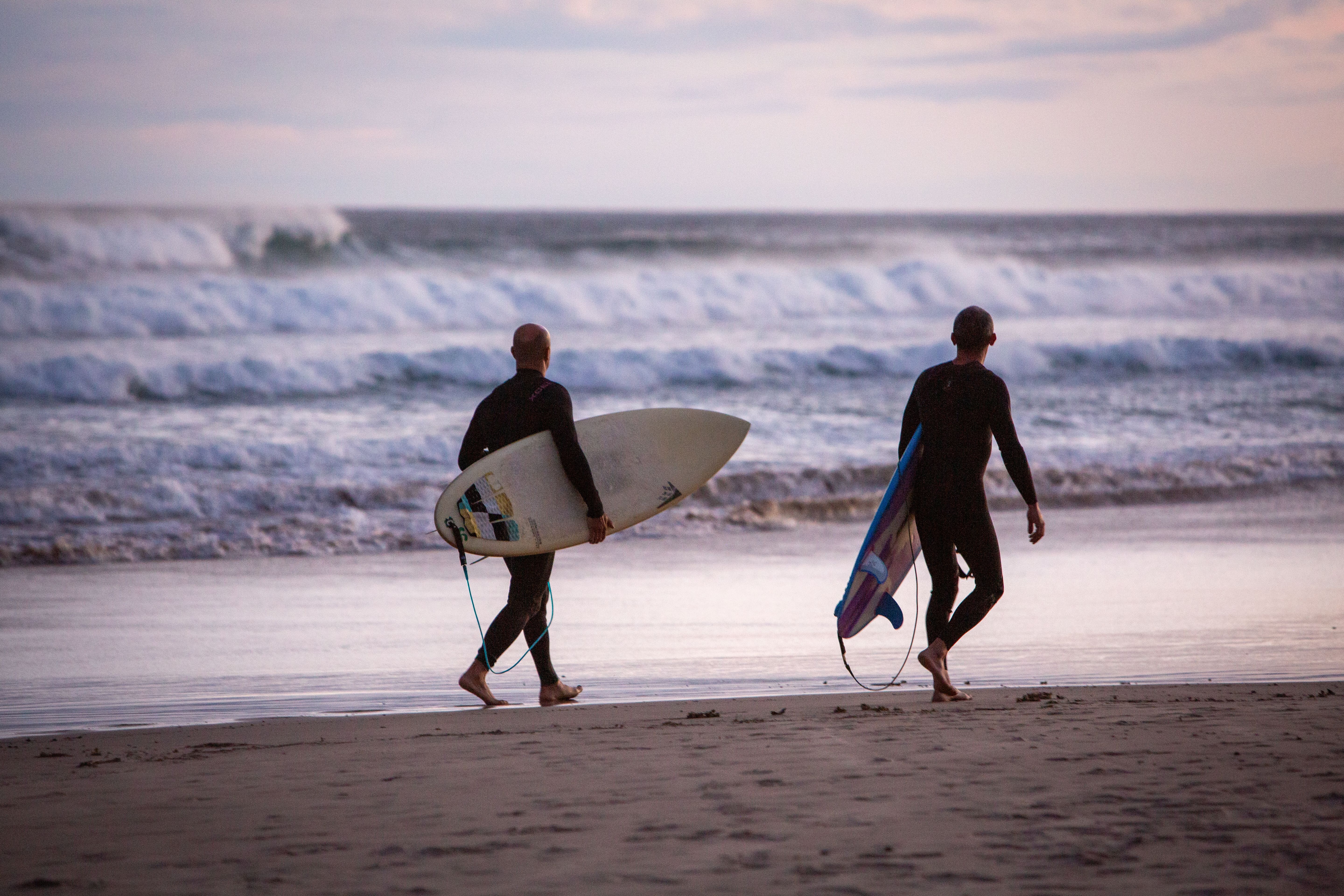 surfisti con tavole spiaggia mare